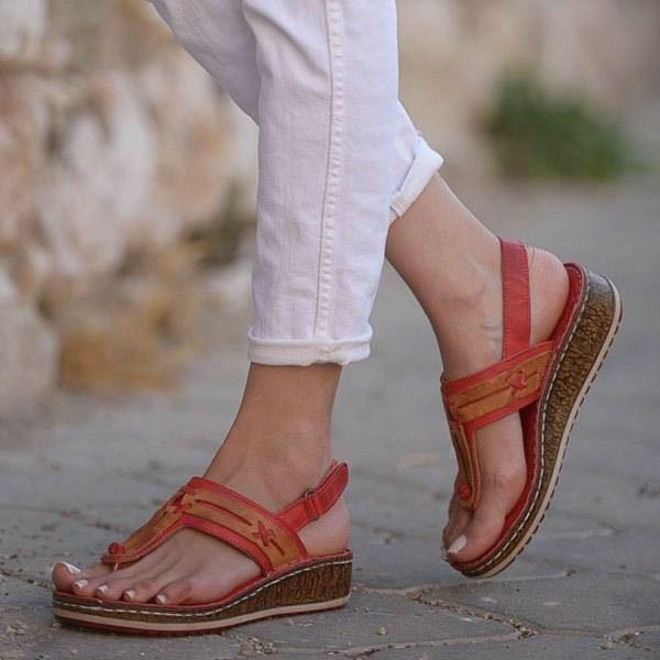 Sandalias de diseño tallado en cuña de tacón hueco de moda de verano