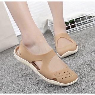 Forme a señoras planas las sandalias elásticas impermeables de las mujeres de los zapatos de la jalea